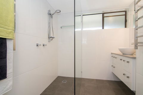 Tropical Reef Apartments - Accommodation Bookings 9