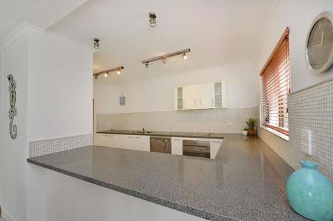 Tropical Reef Apartments - Accommodation Bookings 21