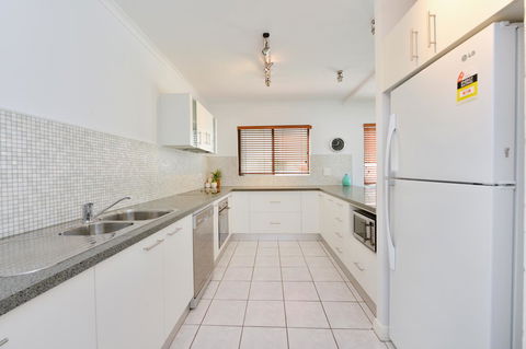 Tropical Reef Apartments - Accommodation Bookings 19