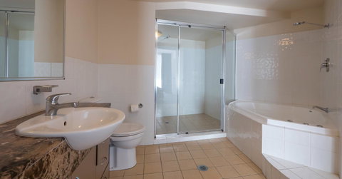 Broadbeach Savannah Resort - Accommodation Bookings 11