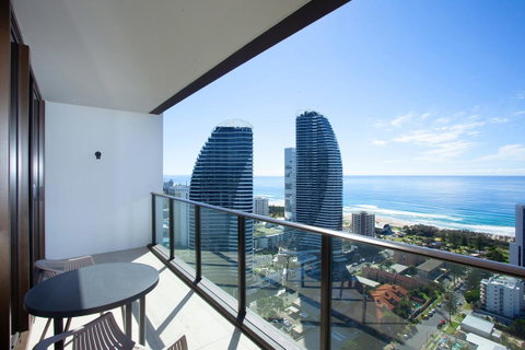 High Floor Ocean View Suites Broadbeach - Accommodation Bookings 3