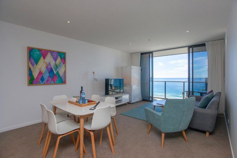 High Floor Ocean View Suites Broadbeach - Accommodation Bookings 6