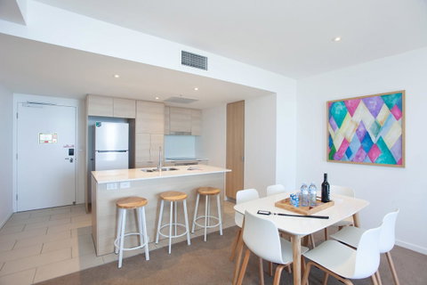 High Floor Ocean View Suites Broadbeach - Accommodation Bookings 8