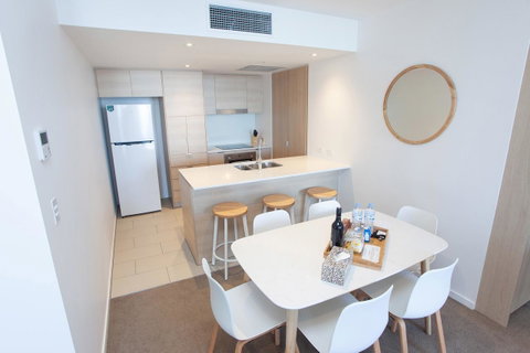 High Floor Ocean View Suites Broadbeach - Accommodation Bookings 9