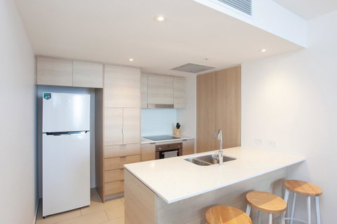 High Floor Ocean View Suites Broadbeach - Accommodation Bookings 24