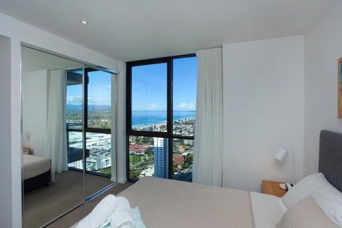 High Floor Ocean View Suites Broadbeach - Accommodation Bookings 12