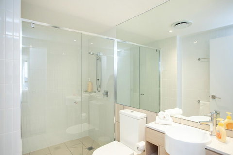 High Floor Ocean View Suites Broadbeach - Accommodation Bookings 5