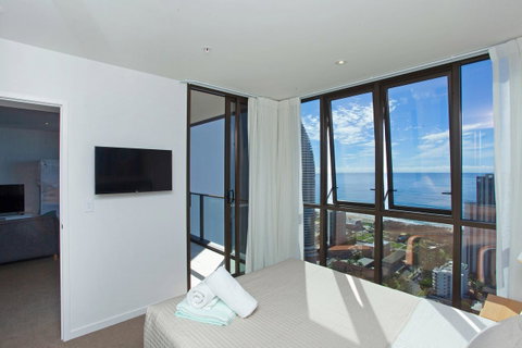 High Floor Ocean View Suites Broadbeach - Accommodation Bookings 11