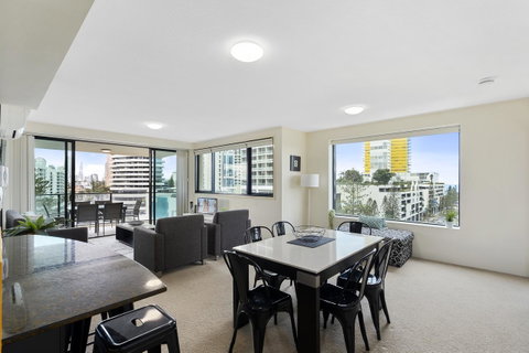Broadbeach On The Park, 3 Bed Ocean - We Accommodate - Accommodation Bookings 2