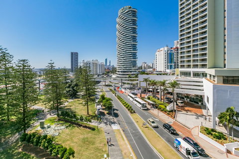 Broadbeach On The Park, 3 Bed Ocean - We Accommodate - Accommodation Bookings 13