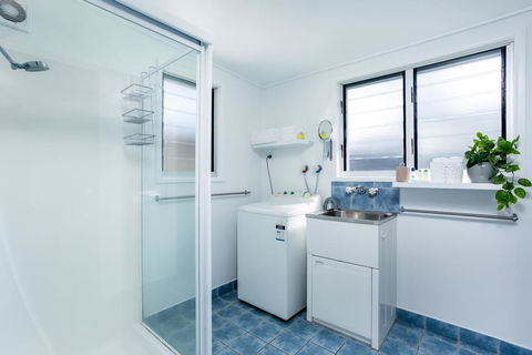 Wayfarers Beachouse - Rainbow Beach, Everything You Need, Just Metres To The Beach - Accommodation Bookings 1