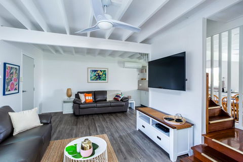 Wayfarers Beachouse - Rainbow Beach, Everything You Need, Just Metres To The Beach - Accommodation Bookings 2