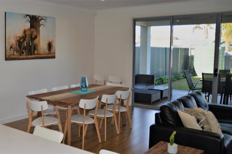 Western Breeze - Accommodation Bookings 2