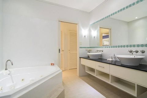 Whispering Palms - Accommodation Bookings 3