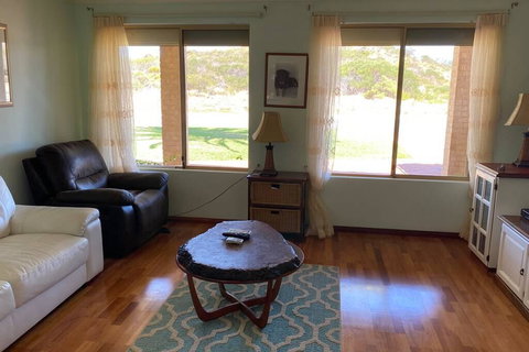 Whispering Palms - Accommodation Bookings 3