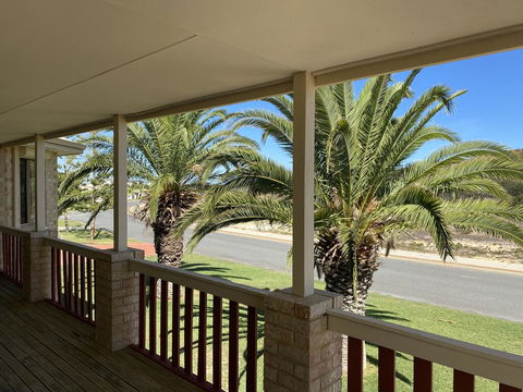 Whispering Palms - Accommodation Bookings 1
