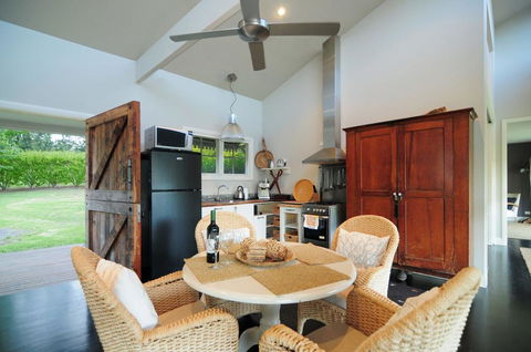 Willabrook Retreat - Mojo Cottage - Romantic Escape! - Accommodation Bookings 3