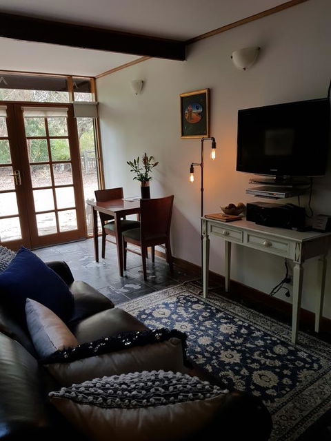 William Hunt's Retreat - Redwood Studio - Accommodation Bookings 3