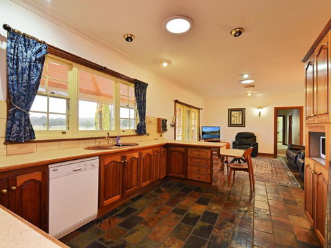 Wine Country Homestead 4-6br House - Accommodation Bookings 2