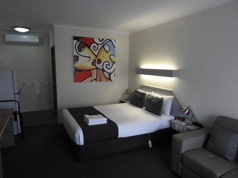 Wine Village Motor Inn - Accommodation Bookings 3