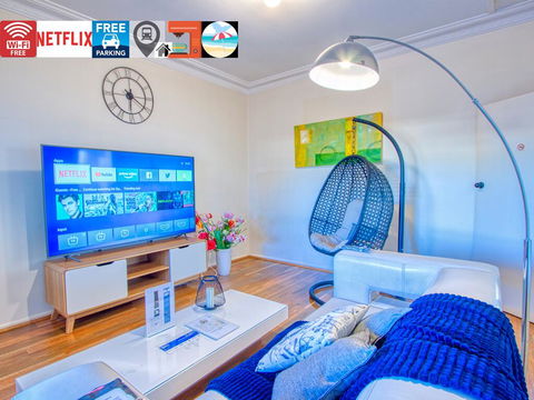 Wollongong Station Holiday House With Wi-Fi,75 Inch TV, Netflix,Parking,Beach - Accommodation Bookings 0