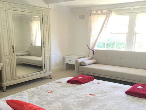 York Cottage - Grand Gate House And Enchanting Gardens - Accommodation Bookings 2