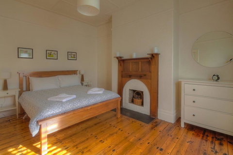 Young's Cottage - Circa: 1861 - Accommodation Bookings 2