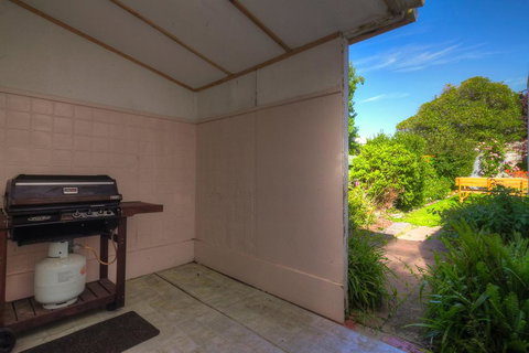 Young's Cottage - Circa: 1861 - Accommodation Bookings 1