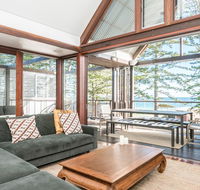 Your Luxury Escape - On The Bay - Stunning Beachfront Apartment