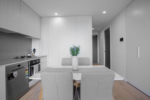 Grey Style, Simple And Cozy Apt@Parkville+Carpark - Accommodation Bookings 1
