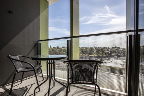 Modern City Comfy And Warm Apt@Parkville+Carpark - Accommodation Bookings 3