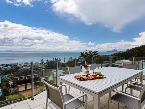 Maison De La Mer 30 Mulubinda Parade - Luxurious, Linen, Aircon And Panoramic Views - Accommodation Bookings 0
