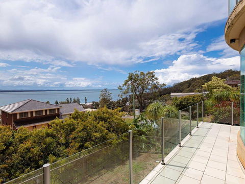 Maison De La Mer 30 Mulubinda Parade - Luxurious, Linen, Aircon And Panoramic Views - Accommodation Bookings 3