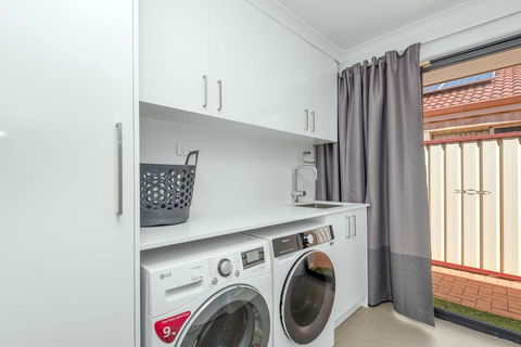 18 Bateman Retreat 4bdr 25bth - Accommodation Bookings 4