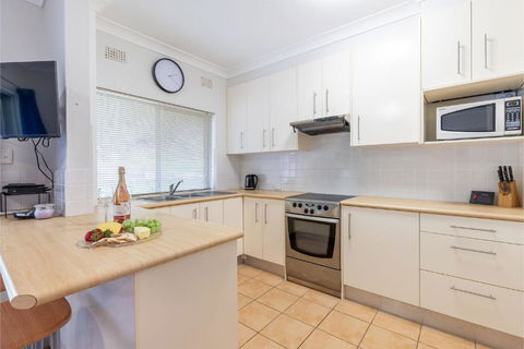Adriana 4 Open Plan Living With Backyard - Accommodation Bookings 1