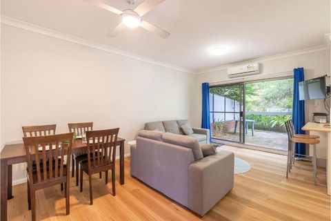 Adriana 4 Open Plan Living With Backyard - Accommodation Bookings 3