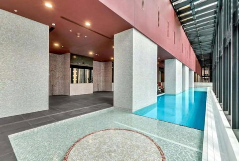 A Chic 2BR Apt Near Melbourne CBD W FREE Parking - Accommodation Bookings 2