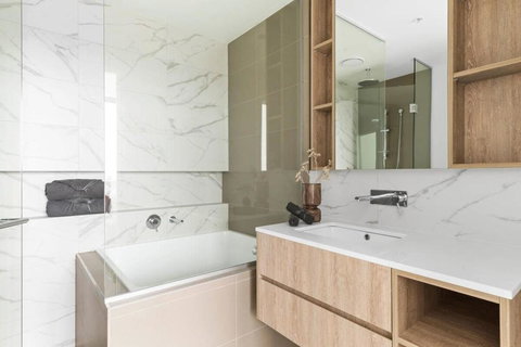 A Chic 2BR Apt With Panoramic Views FREE Parking - Accommodation Bookings 4