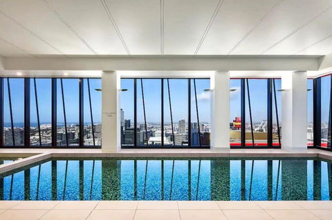 A Chic & Comfy 2BR Apt On Collins With City Views - Accommodation Bookings 2