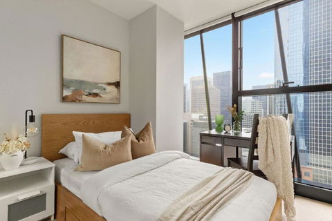A Chic & Comfy 2BR Apt On Collins With City Views - Accommodation Bookings 4