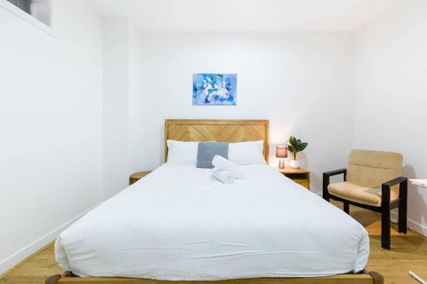 A Coveted Collins Street Pad With Parking - Accommodation Bookings 1
