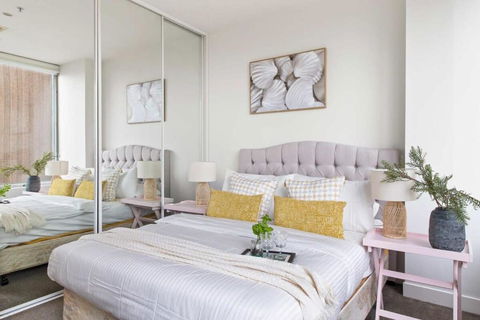 A Cozy 2BR Apt On Collins Near Flinders Station - Accommodation Bookings 0