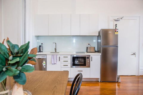 A Designer Apartment With Classic Heritage Details - Accommodation Bookings 4