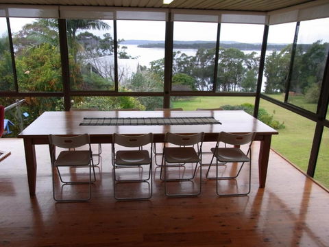 A LAKEHOUSE ESCAPE - A Waterfront Reserve On Shores Of Lake Macquarie - Accommodation Bookings 3