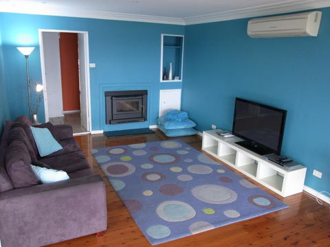 A LAKEHOUSE ESCAPE - A Waterfront Reserve On Shores Of Lake Macquarie - Accommodation Bookings 4