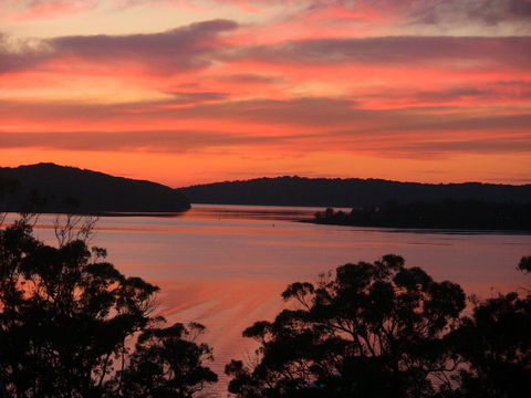 A LAKEHOUSE ESCAPE - A Waterfront Reserve On Shores Of Lake Macquarie - Accommodation Bookings 0