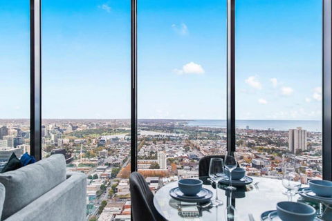 A Lux 2BR Apt With Panoramic Views, FREE Parking - Accommodation Bookings 4