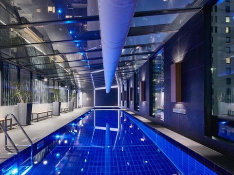 A Modern 2BR Apt With City Views FREE Parking - Accommodation Bookings 3