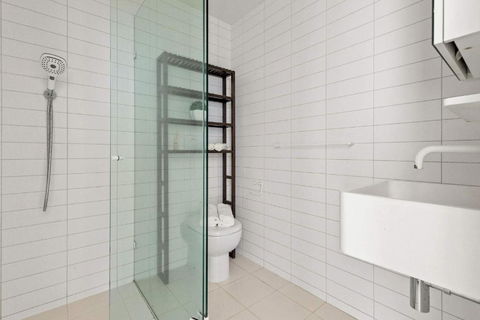 A Modern & Cozy 2BR Apartment With City Views - Accommodation Bookings 4