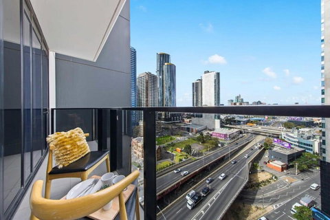 A Modern & Spacious 2BR Apt City Views Southbank - Accommodation Bookings 1